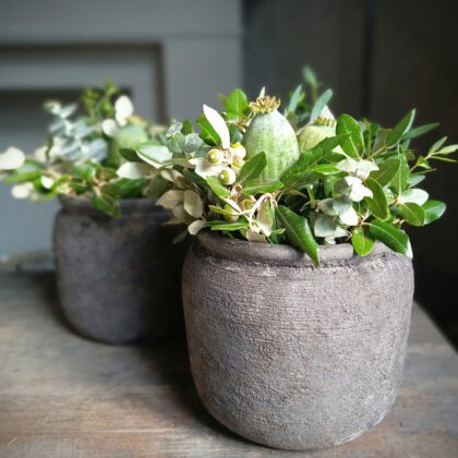 Stenen pot met groen decoratie