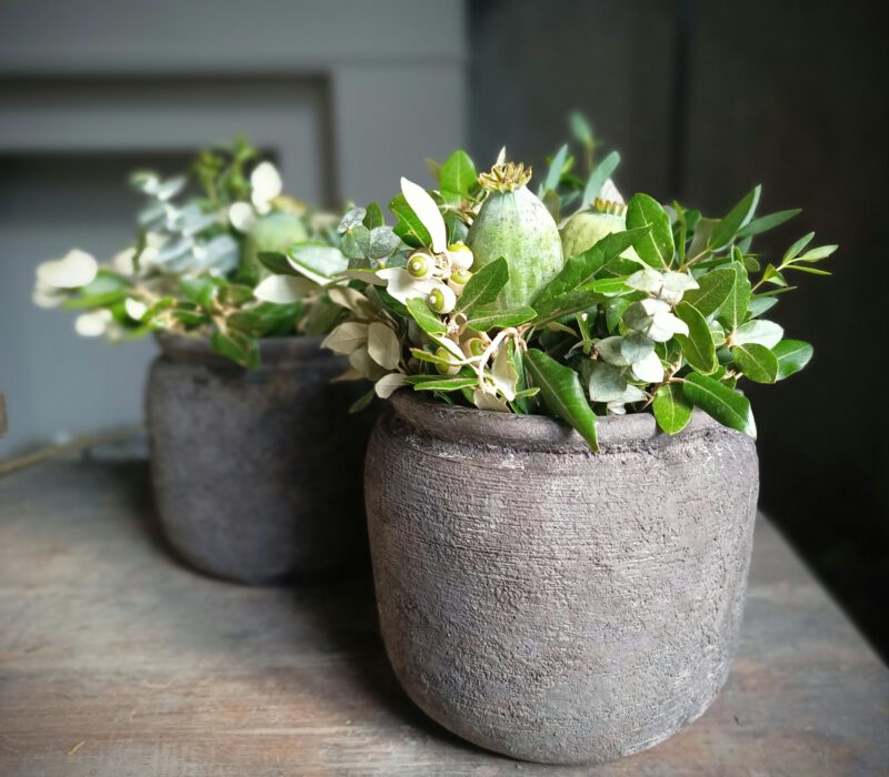 Stenen pot met groen decoratie