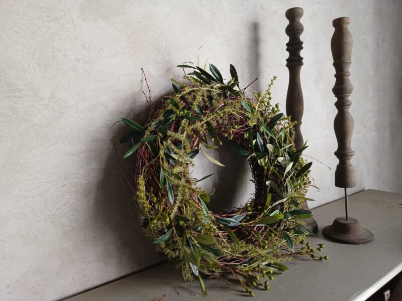 Krans met kunst olijf-rozebottel en asparagus - Afbeelding 4