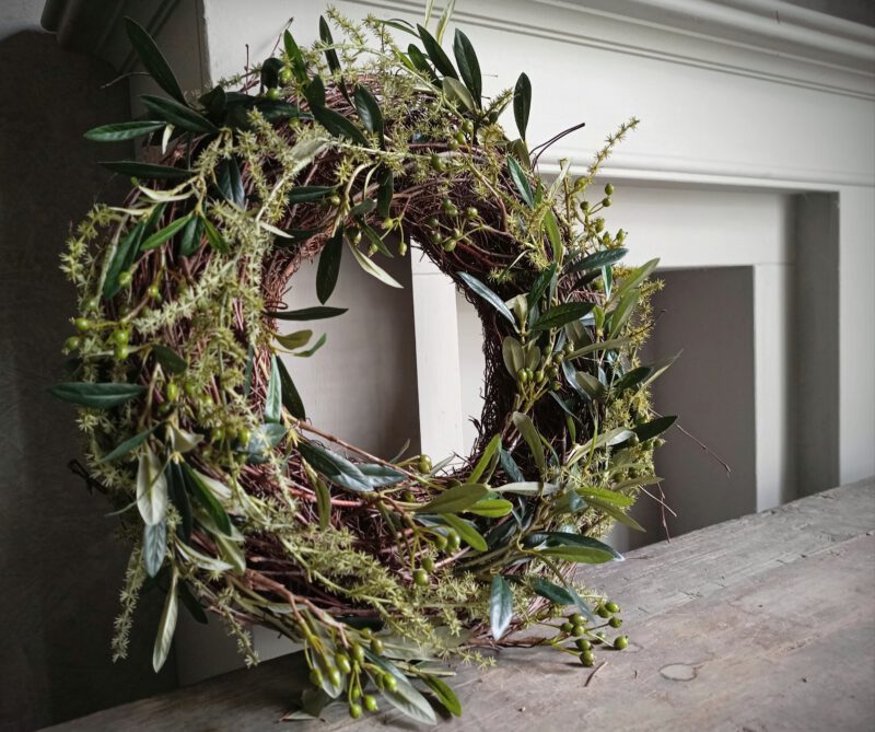 Krans met kunst olijf-rozebottel en asparagus - Afbeelding 3