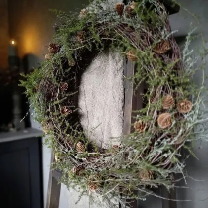 Krans met lariks en asparagus