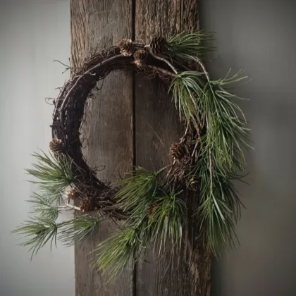 Kransje met kunst Pinus tak