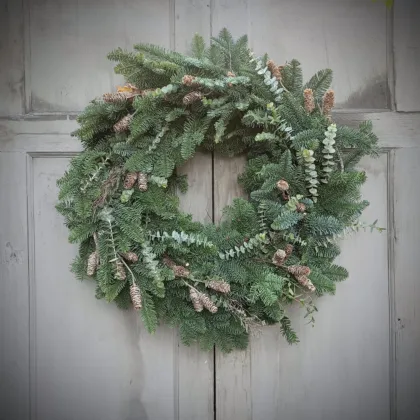 Krans met Nobilis en Pinus takken