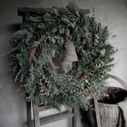 Krans met dennentakken en wilde thijm