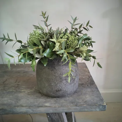Stenen pot met sober groen